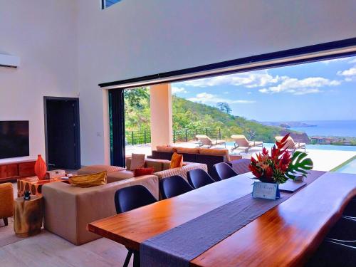 共用Lounge/電視區, Casa de Iluminacion - Gorgeous 5-BR oceanview Villa with private infinity Pool in 布拉希利托