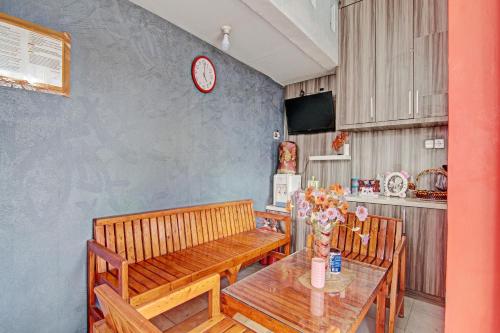 Lobby, Hotel O Lestari Baru Syariah Near SMA Negeri 1 Salo in Tuah Karya