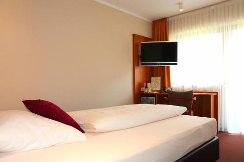 Double Room with River View and Balcony, with Air-Conditioning- Category 2
