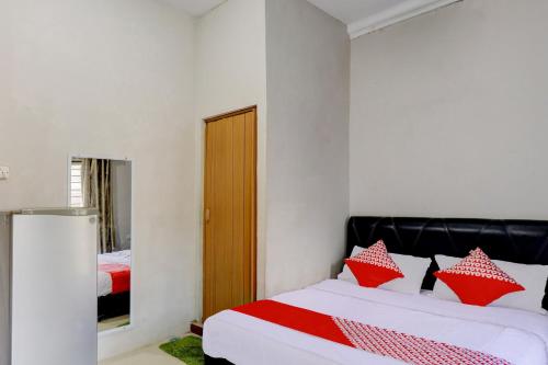 Hotel O Inara Homestay Room Type - Standard King Room