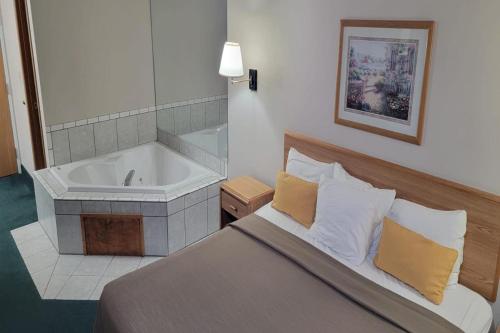 HomeTown Inn By OYO Texhoma OK - image 6