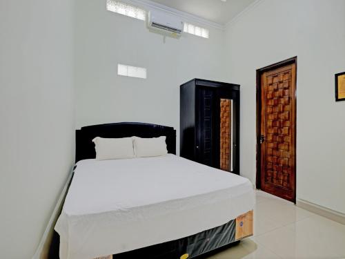 OYO Life 92935 Ayu Kost Eksklusif Room Type - Deluxe Queen Room