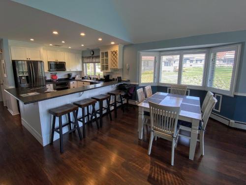 FV39 Classy Bretton condo with AC wifi mountain views - image 8