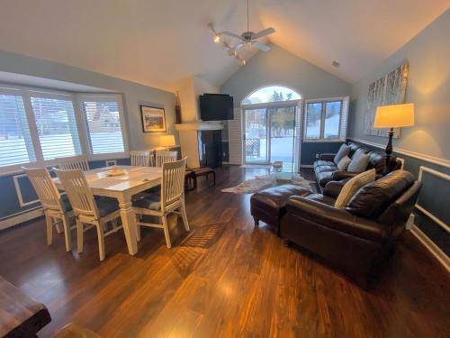 FV39 Classy Bretton condo with AC wifi mountain views - image 2