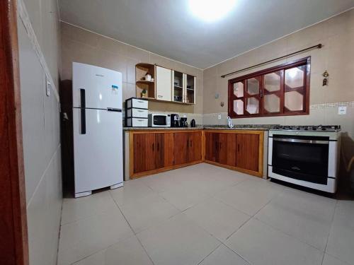 Casa com 3 suítes em Cabo Frio com piscina há poucos passos do Mar! (Casa com 3 suites em Cabo Frio com piscina ha poucos passos do Mar!) in Unamar