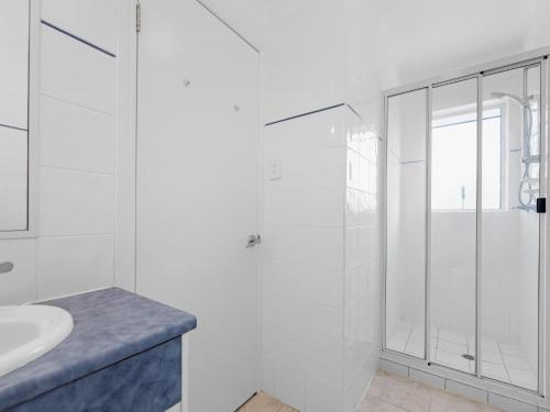 2-Bed Escape with Pool, Steps From Torquay Beach