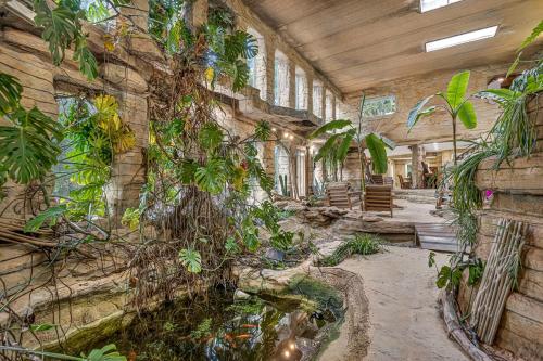 Hidden Oasis with indoor pool, exotic room and private lake in 新柏林
