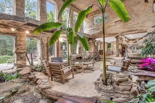 Hidden Oasis with indoor pool, exotic room and private lake in 新柏林