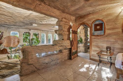 Hidden Oasis with indoor pool, exotic room and private lake in 新柏林