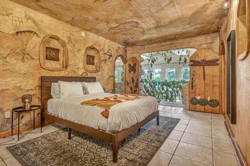 Hidden Oasis with indoor pool, exotic room and private lake in 新柏林