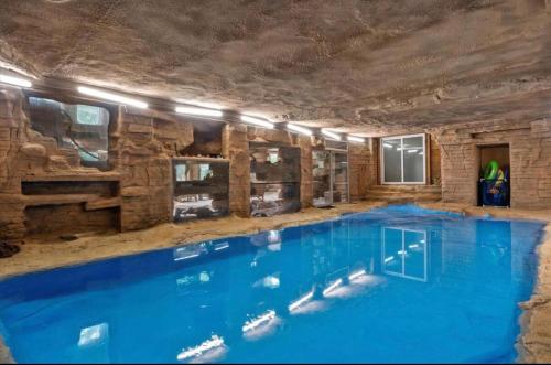 Hidden Oasis with indoor pool, exotic room and private lake in 新柏林