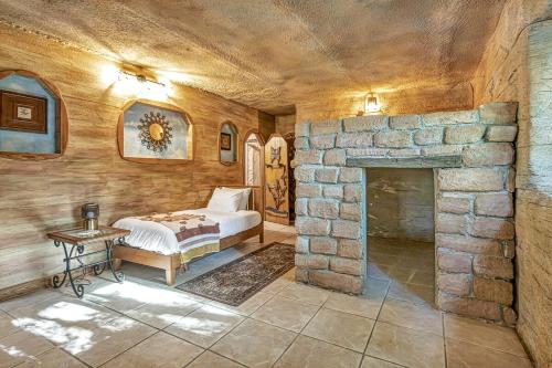 Hidden Oasis with indoor pool, exotic room and private lake in 新柏林