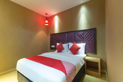 Deluxe Queen Room image 5