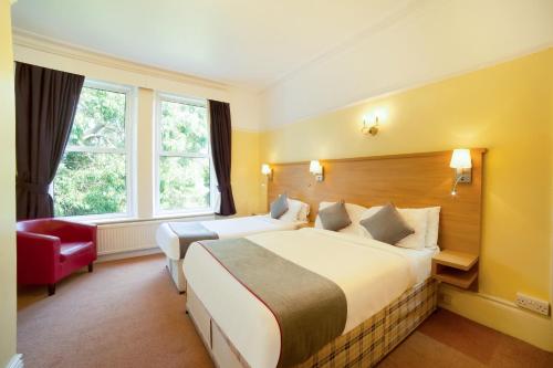 OYO Eagle House Hotel - image 2
