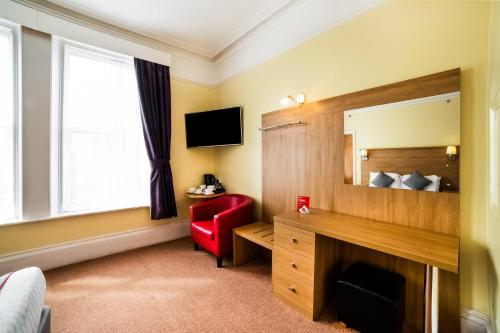 OYO Eagle House Hotel - image 13