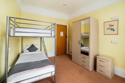 OYO Eagle House Hotel - image 14