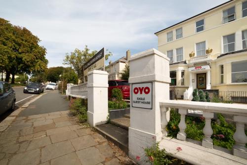 OYO Eagle House Hotel - image 10