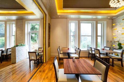 OYO Eagle House Hotel - image 12