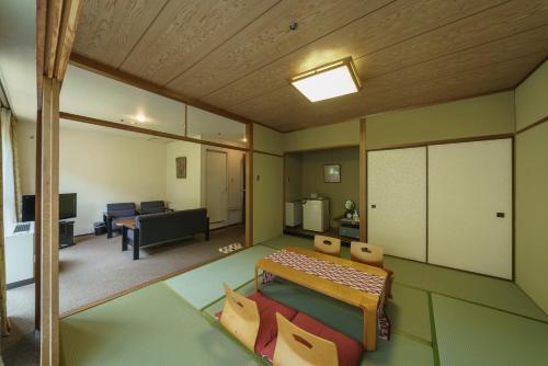 room detail thumbnail 2