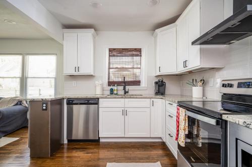 Facilities, Modern 5BR Near West Midtown - Fire Pit - Pet Friendly in Knight Park-Howell Station