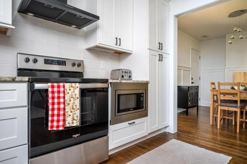 Kitchen, Modern 5BR Near West Midtown - Fire Pit - Pet Friendly in Knight Park-Howell Station