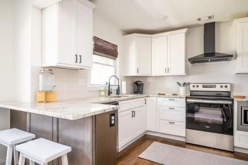 Facilities, Modern 5BR Near West Midtown - Fire Pit - Pet Friendly in Knight Park-Howell Station