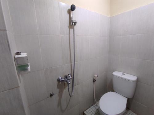 OYO 93411 Syariah Hotel Tomborang - 화장실