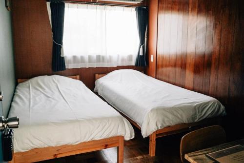 2 twin beds