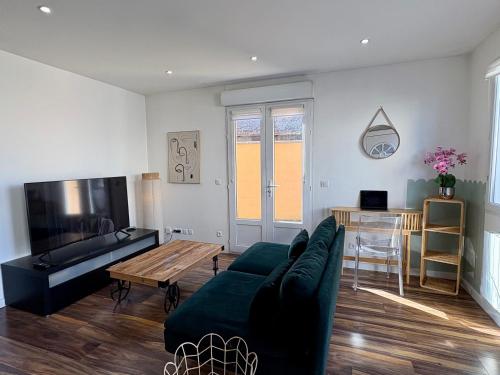 Спільний лаунж/ТБ зона, Design Orly Paris - Suites privées - Parking (Design Orly Paris - Suites privees - Parking) in Савін'ї-сюр-Орж