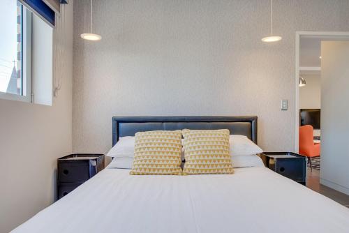 Cosy 1-Bedroom Apartment Close to the City - image 14