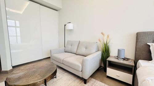 Upscale Apartment at Oval Tower Near Downtown with Balcony and Parking by Belvilla - image 13