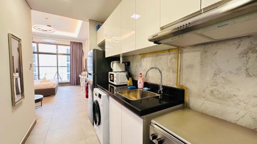 Spacious Studio Apartment Canal View Business Bay by Belvilla, Dubai (photo 2)