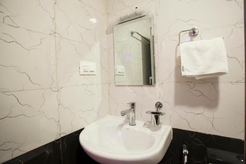 Deluxe Double Room image 8