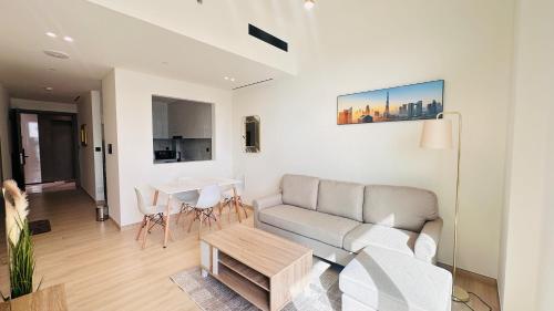 OYO 1290 Home Fully Furnished 1bed Apartment @JVC, Dubai (Foto 9)