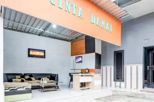 Lobby, OYO 93900 Guest House Cinta Damai in Slawi
