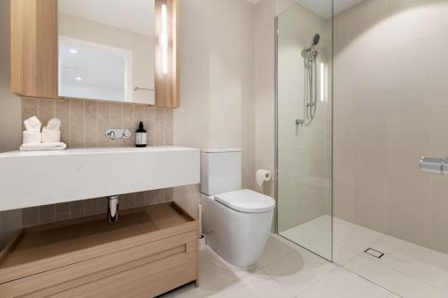 Luxurious 2BR Apt w River View - image 4