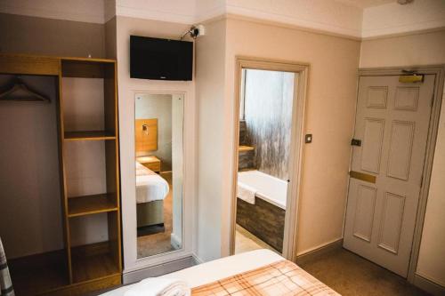 The Red Lion Hotel - image 6