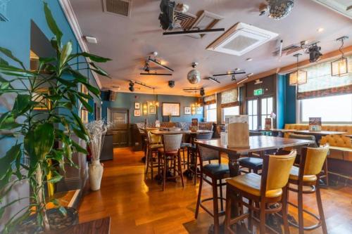 The Red Lion Hotel - image 4