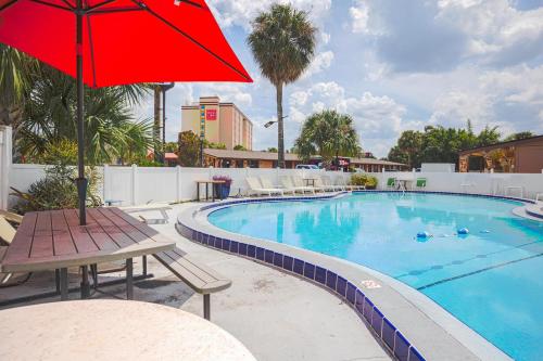 Swimming pool, Liberty Inn and Suites Kissimmee near Disney World in Kissimmee