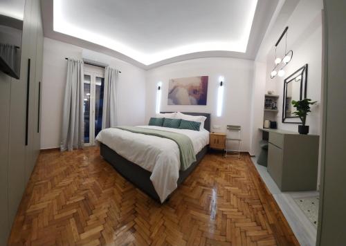 Sourmel Apt, Atene