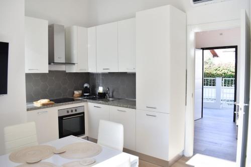 Konyha, Renovated villa 400 meters from the sea with garden in Forte Dei Marmi