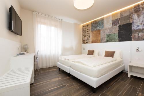 1 queen bed, 2 twin beds