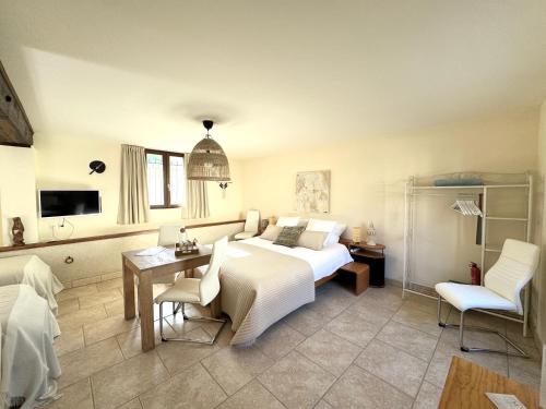 1 queen bed, 2 twin beds