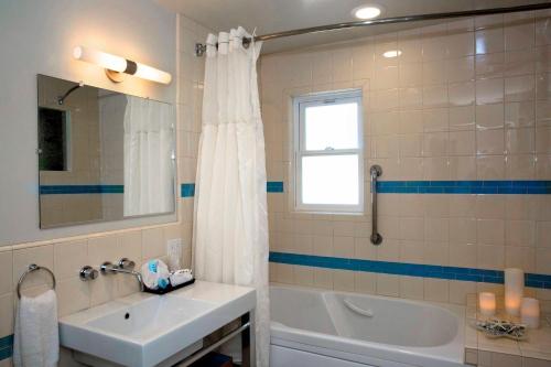 Aurora Hotel Room Type - Junior Suite with Spa Bath