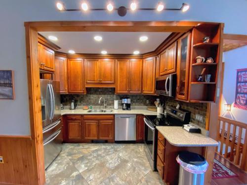 FC9 Renovated Bretton Woods slopeside condo with 2 living rooms foosball air hockey FC9 Renovated Bretton Woods slopeside condo with 2 living rooms foosball air hockey