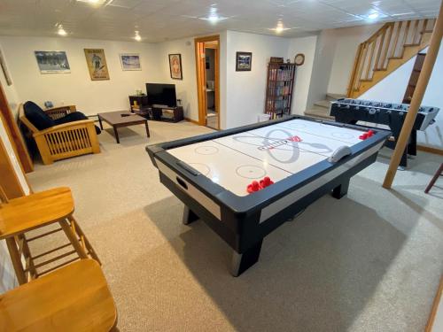 FC9 Renovated Bretton Woods slopeside condo with 2 living rooms foosball air hockey FC9 Renovated Bretton Woods slopeside condo with 2 living rooms foosball air hockey