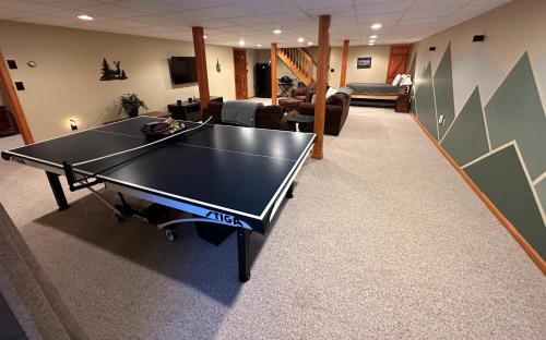 FC17 Stylishly renovated Forest Cottage walk to ski trails wifi cable ping pong AC FC17 Stylishly renovated Forest Cottage walk to ski trails wifi cable ping pong AC