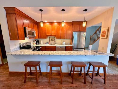 FC44 Renovated 3bed 3bath Forest Cottage AC views yard fast wifi Walk to skiing FC44 Renovated 3bed 3bath Forest Cottage AC views yard fast wifi Walk to skiing