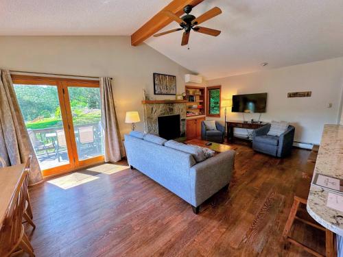 FC44 Renovated 3bed 3bath Forest Cottage AC views yard fast wifi Walk to skiing FC44 Renovated 3bed 3bath Forest Cottage AC views yard fast wifi Walk to skiing