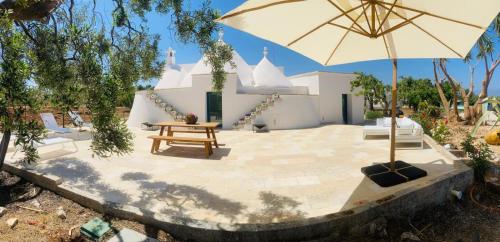 Villa Clive with Trullo Matto Plus - Tap to explore photos